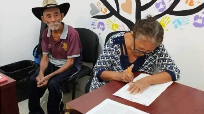Abuelito sin hogar es adoptado por una familia en Bacalar