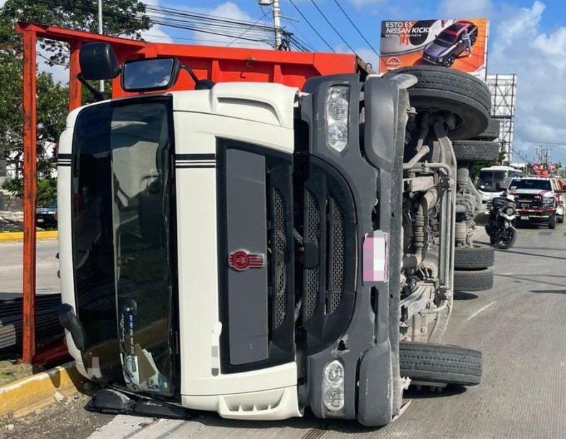 Accidente de camión pesado en la avenida Luis Donaldo Colosio