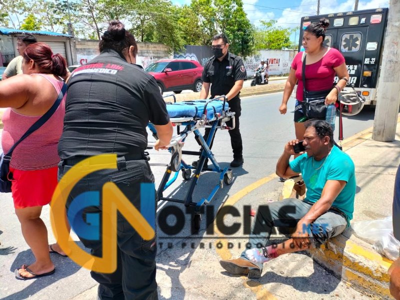 Accidente entre motocicleta y vehículo particular en la Supermanzana 76