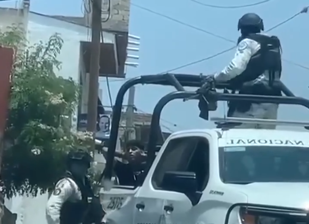 Agente de la Guardia Nacional es captado robando dinero a menor infractor en Cancún