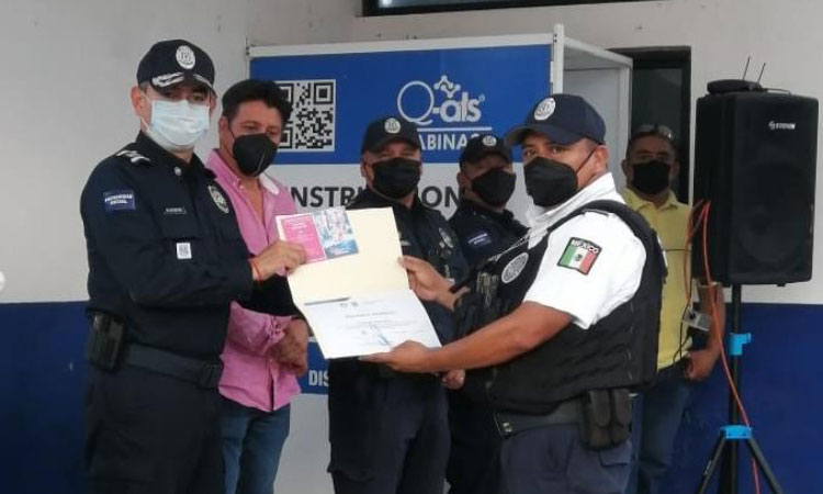 Agente turístico de Cancún recibe reconocimiento como el “Policía del Mes”