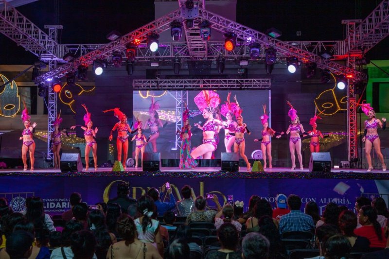 Alegre, colorido y ardiente concurso de comparsas