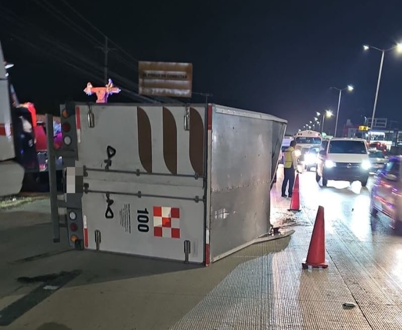 Aparatosa volcadura en el bulevar Luis Donaldo Colosio 