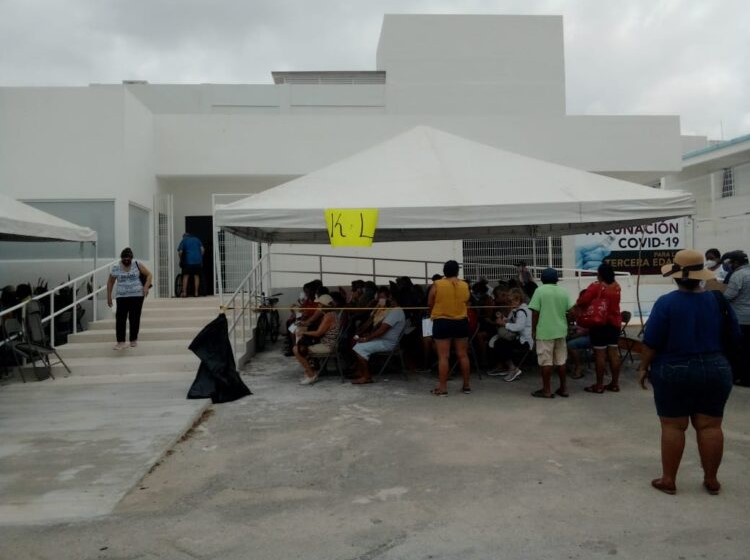 Aplican segunda dosis de vacuna a los adultos mayores en Playa del Carmen