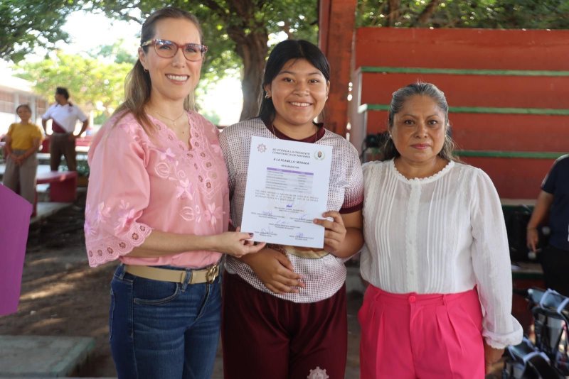 Atenea Gómez Ricalde refrenda su compromiso con las juventudes isleñas