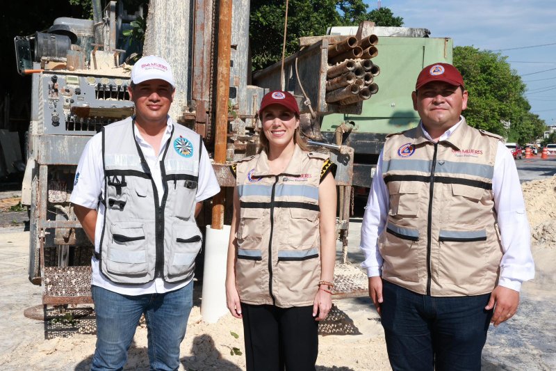 Atenea Gómez Ricalde supervisa la construcción de nuevos pozos pluviales en Isla Mujeres