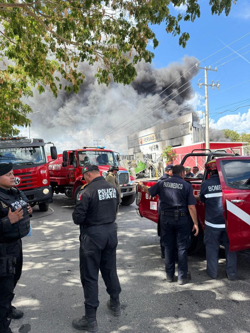 Atienden incendio en el Periférico de Mérida
