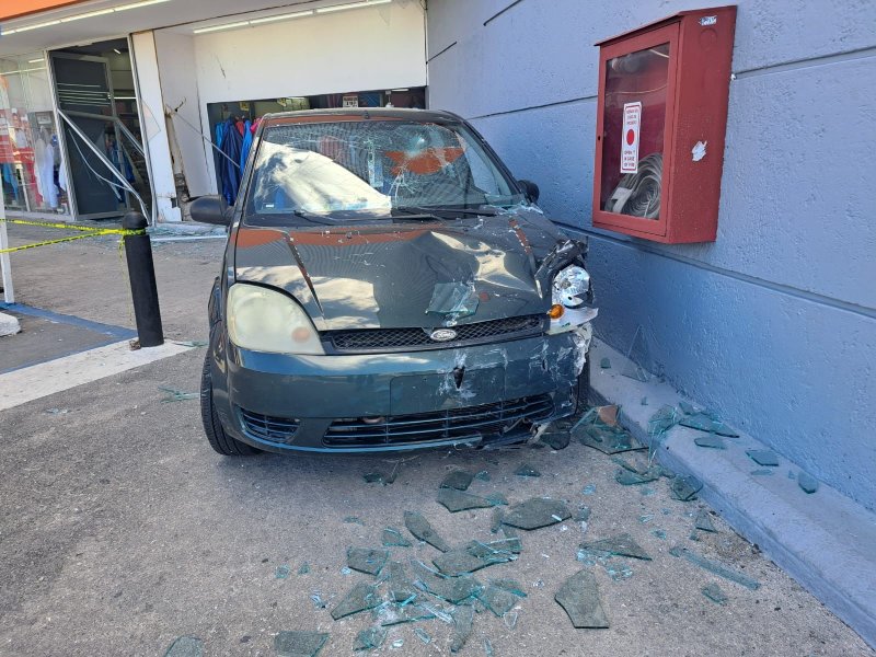 Auto choca contra local en plaza Mundo Maya y causa destrozos