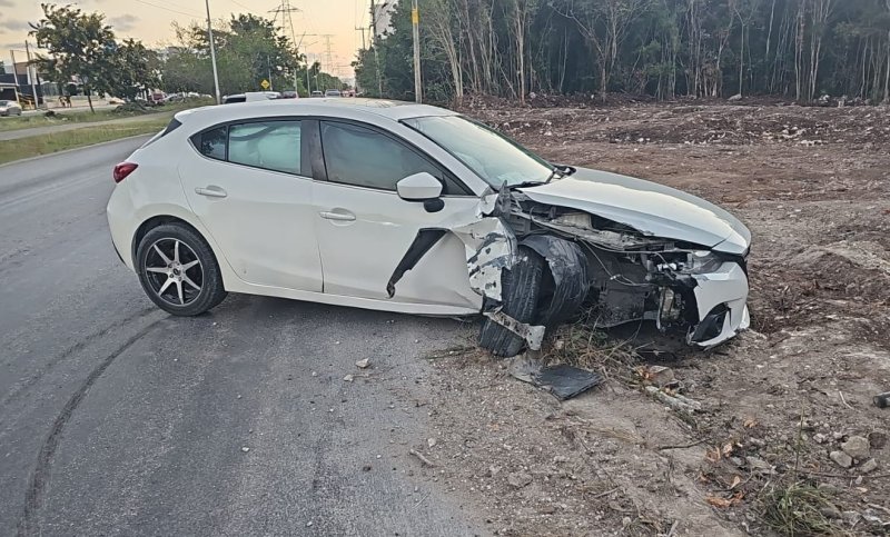 Auto se estrella contra poste en la avenida Huayacán; no hay heridos