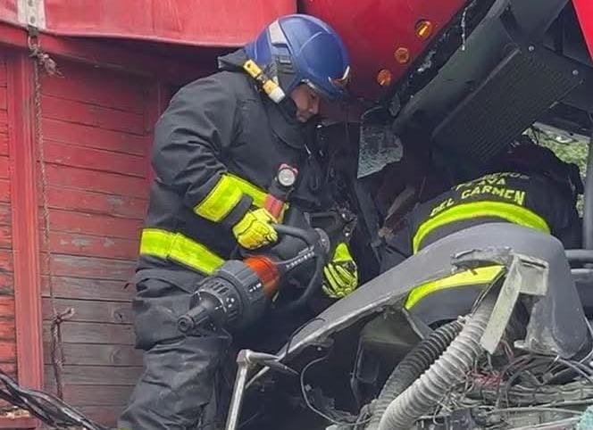 Autobús involucrado en aparatoso accidente