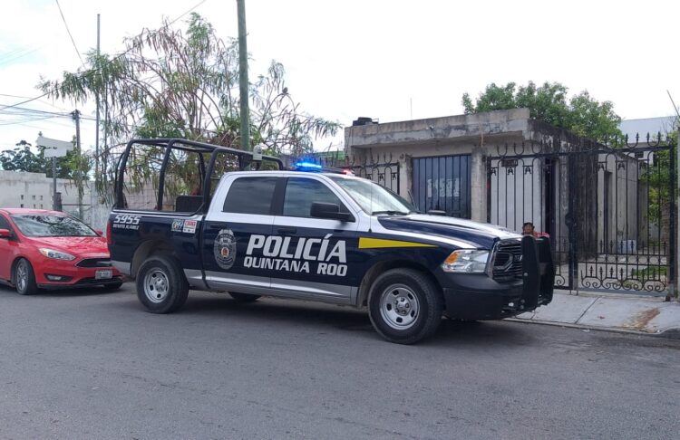 Balean a sujeto afuera de su domicilio en Cancún; huyen agresores en taxi rojo