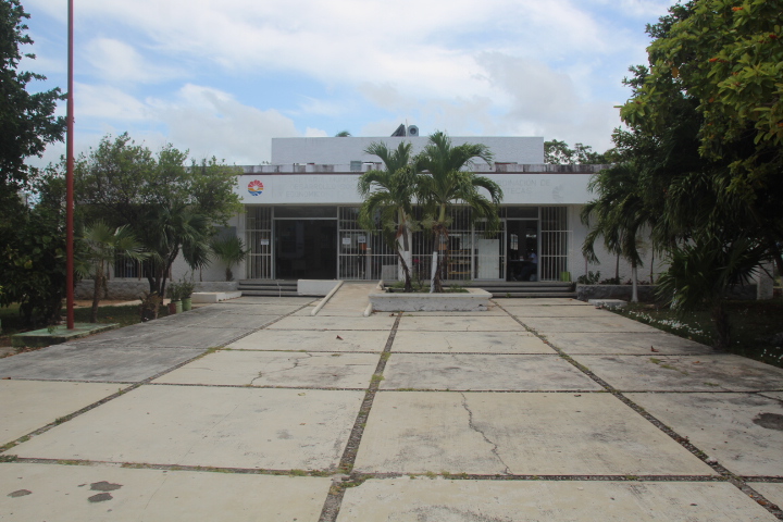 Biblioteca desvalijada cumple ya varios meses sin electricidad