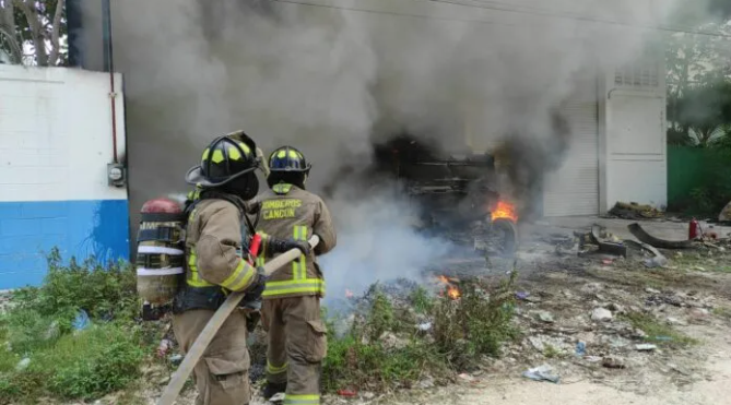 Camión de valores es consumido tras incendio en Bonfil