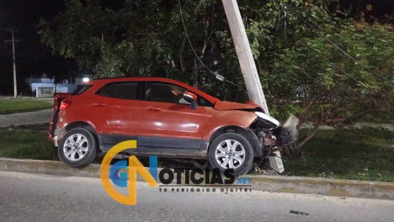 Camioneta queda destrozada tras impactarse contra un poste en la avenida Huayacán de Cancún