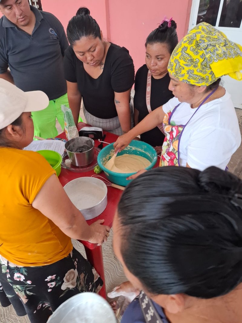 Capacitan a mujeres de congregaciones religiosas para elaborar postres.