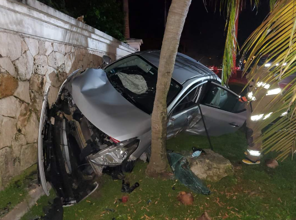 Chofer se da a la fuga tras impactarse contra la barda de un hotel, en Playa del Carmen