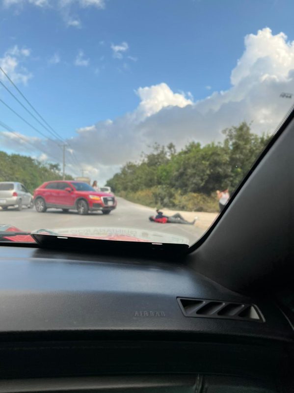 Choque entre moto y camioneta deja una persona lesionada en Cancún
