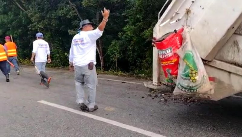 Ciudadanos hacen de avenida en Isla Mujeres un basurero