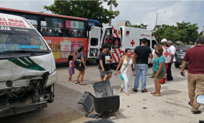 Combi choca contra vehículo y deja 10 lesionados en Cancún