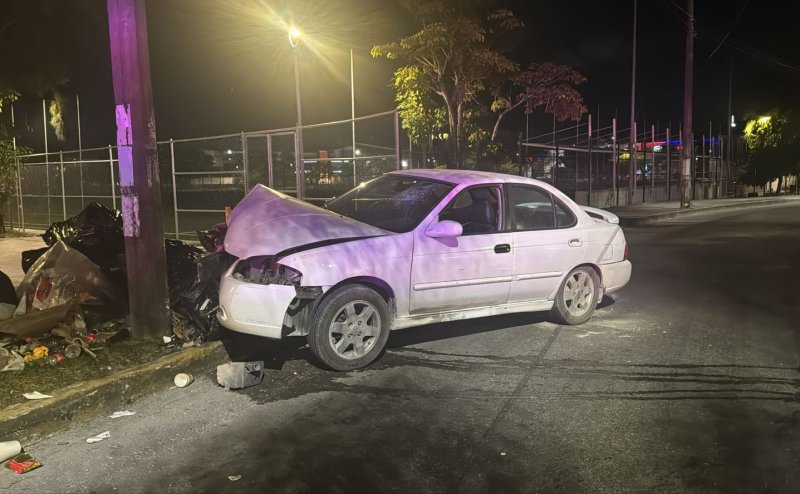 Conductor pierde el control y choca contra un poste en avenida Palenque
