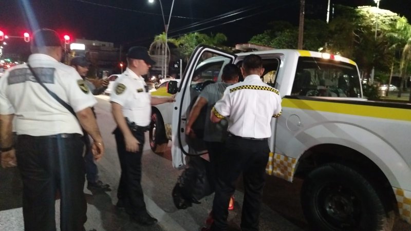 Conductor transita en sentido contrario y causa accidente