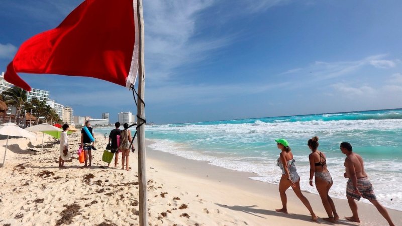Contagios de COVID-19 se disparan en Cancún tras oleada de turistas