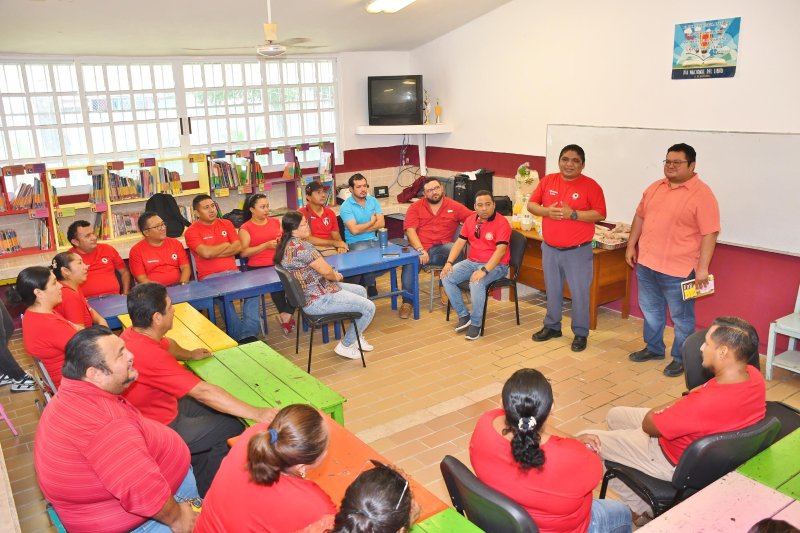 Cumple Mara Lezama y rehabilitan biblioteca de la escuela Leona Vicario en Cozumel