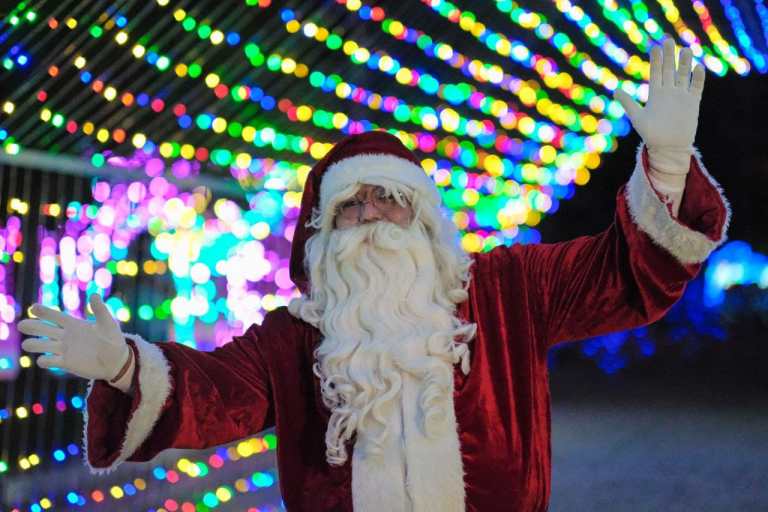 Dan inicio a recorrido de luces navideñas “Christmas Show Cancún”