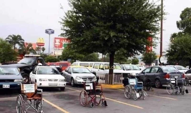 Dan una sopa de su propio chocolate a automovilistas irresponsables.