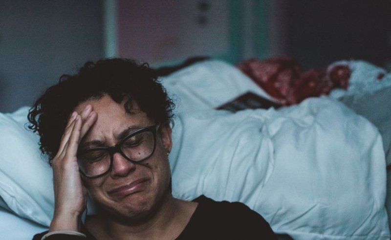 Depresión con ansiedad amenaza a más mujeres en la pospandemia