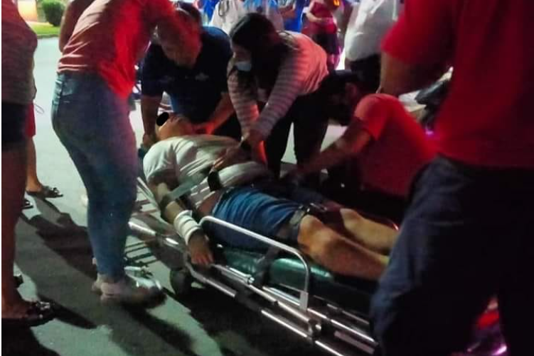 Derrapó en su moto en Chetumal y cuando llegaron paramédicos a auxiliarlo los agredió