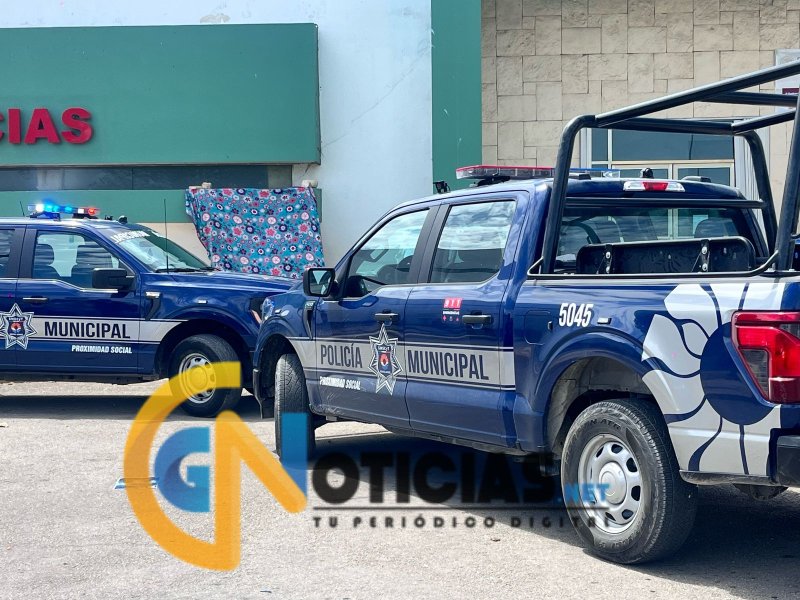 Desarman a policía municipal en hospital de Cancún durante custodia de peligroso criminal