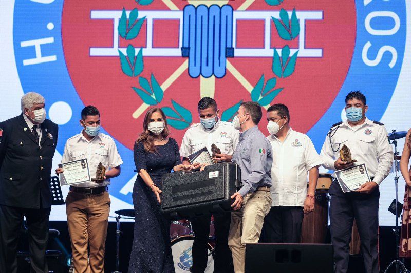 Destacan bomberos de Cancún en encuentro nacional