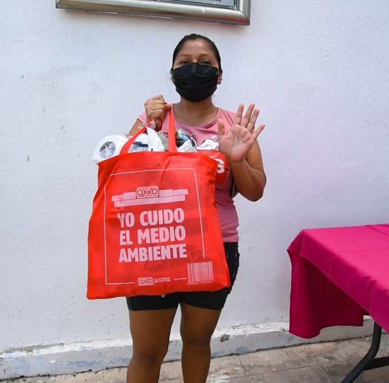 DIF entrega despensas a madres solteras en Isla Mujeres