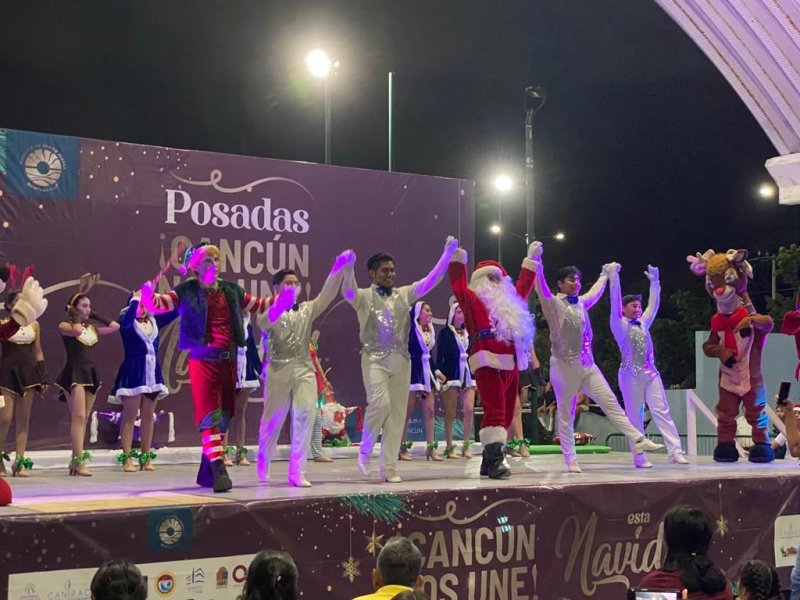 Disfrutan familias cancunenses posada navideña en la sm 237