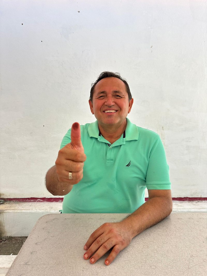 Emite Nivardo Mena su voto para elegir al representantes del poder Judicial
