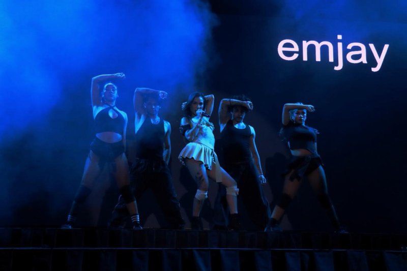 Emjay llena de energía y empoderamiento el teatro Armando Manzanero