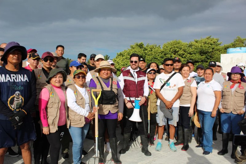 Encabeza SEMA jornada de limpieza de sargazo en Mahahual