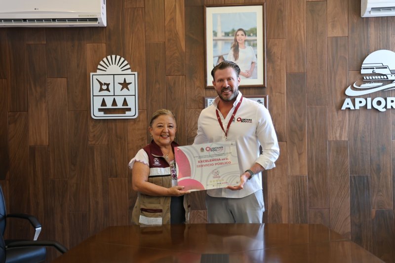 Entrega SABGOB refrendo de Distintivo de Excelencia en el Servicio Público a APIQROO