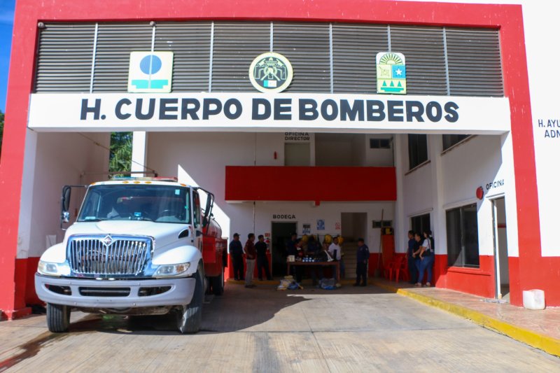 Equipa Nivardo Mena a Protección Civil y Bomberos por temporada ciclónica