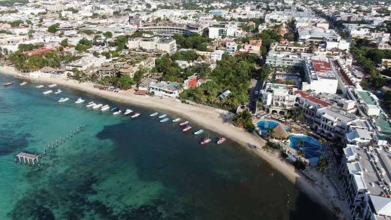 Gobierno de Solidaridad recupera playa “El Recodo” con arena de sargazo