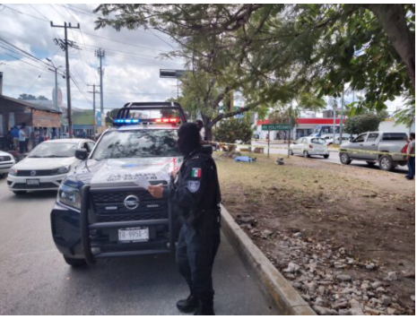 Hombre se desploma y muere mientras cruzaba la calle en Cancún