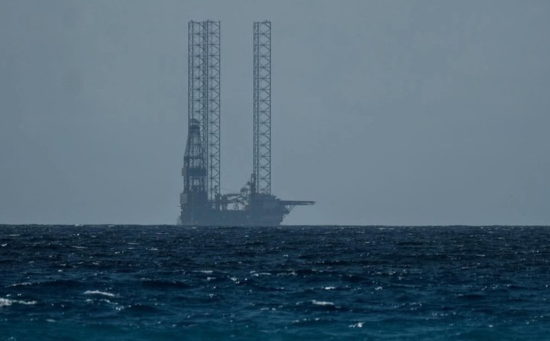 Impresionante plataforma petrolera captada frente a las costas de Cancún