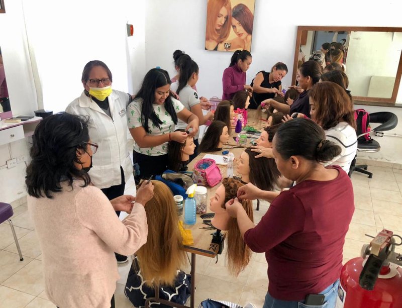 IMPULSA DIF MUNICIPAL CURSOS Y TALLERES EN LOS CENTROS DE DESARROLLO COMUNITARIO