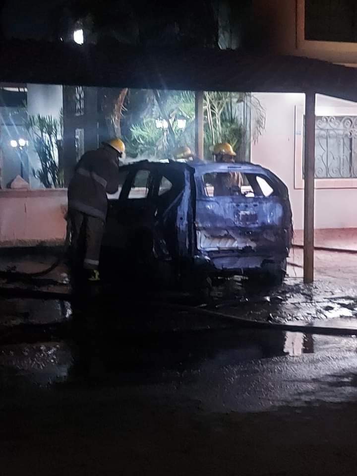 Incendian camioneta de la coordinadora de abasto del IMSS en Chetumal