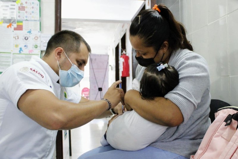Invitan autoridades a portomorelenses a vacunarse contra la influenza
