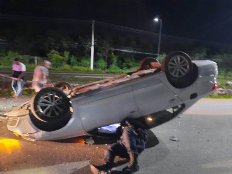 Joven vuelca su auto y sale ileso, en Cancún