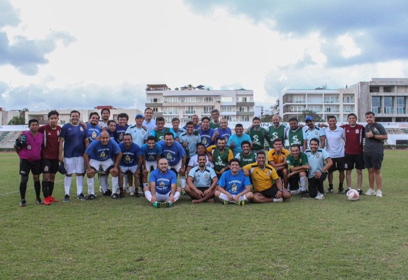 LA ‘MAREA AZUL’ SE MIDE ANTE LA OFICINA DEL INTER PLAYA DEL CARMEN