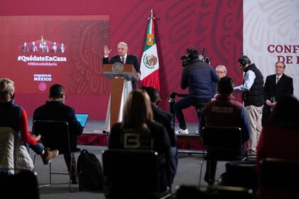 La OMS recomienda no cerrar vuelos procedentes del Reino Unido: Hugo López-Gatell