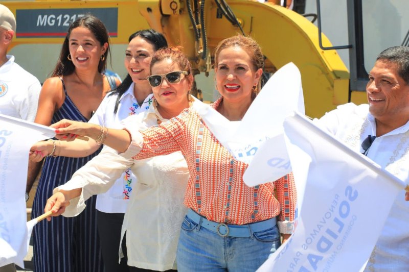 Lili Campos da banderazo a obras en Puerto Aventuras